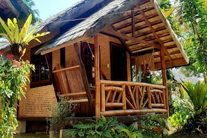 Desk, free WiFi, bed sheets - Eashanti'S Place (San Vicente)