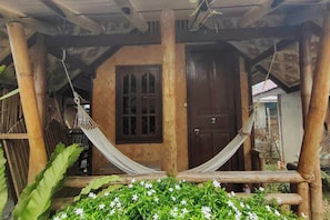 Desk, free WiFi, bed sheets - Eashanti'S Place (San Vicente)