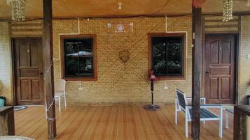 Fyrbäddsrum | Skrivbord, gratis wi-fi och sängkläder