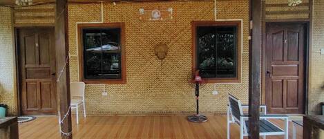 Escritorio, wifi gratis y ropa de cama