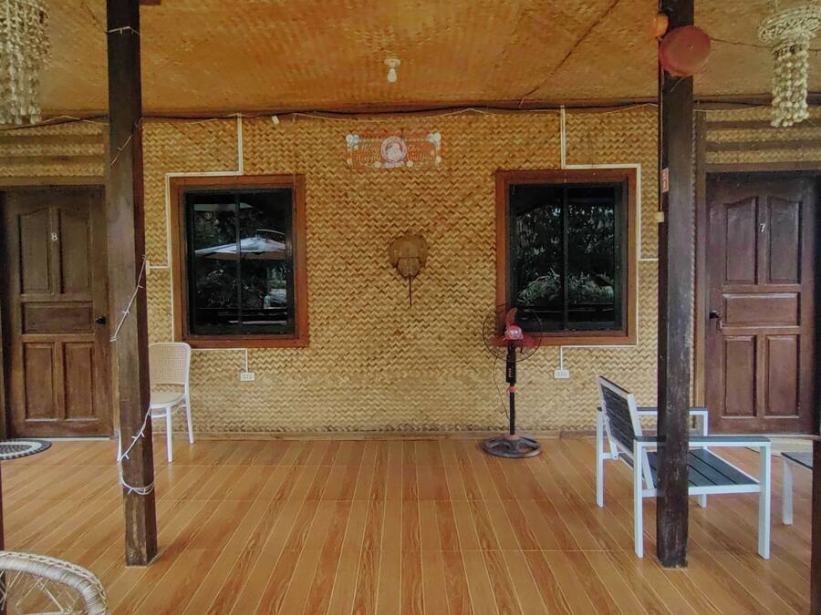 Escritorio, wifi gratis y ropa de cama