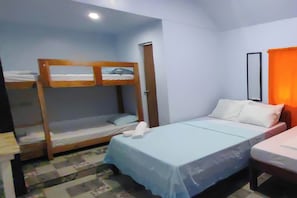 Habitación familiar | Escritorio, wifi gratis y ropa de cama 