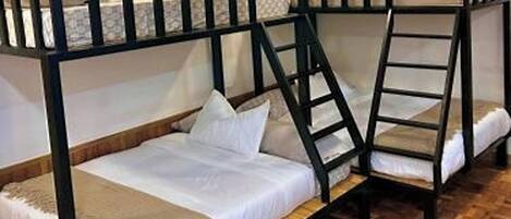 Habitación familiar | Escritorio, wifi gratis, ropa de cama