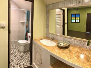 Superior-Doppelzimmer | Badezimmer | Dusche, kostenlose Toilettenartikel, Handtücher