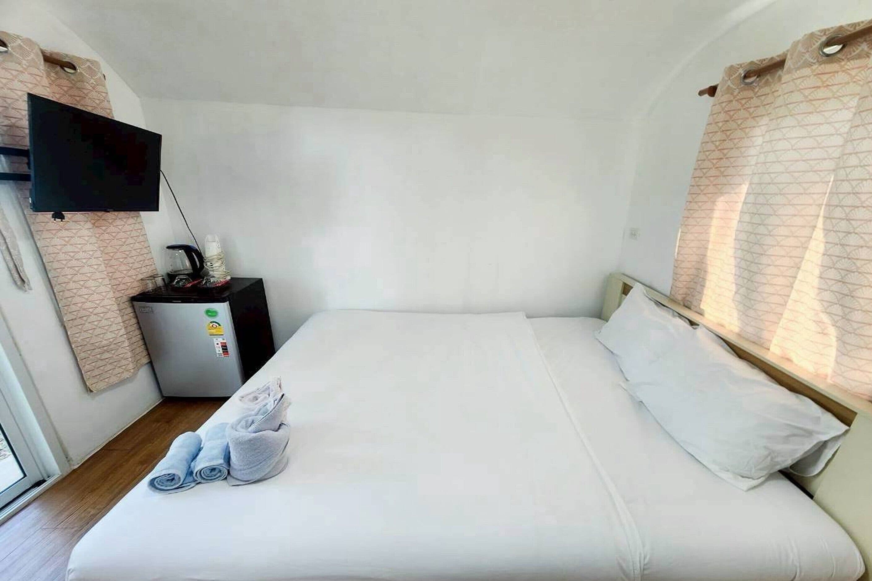 Habitación doble, 1 cama de matrimonio grande | Wifi gratis y ropa de cama