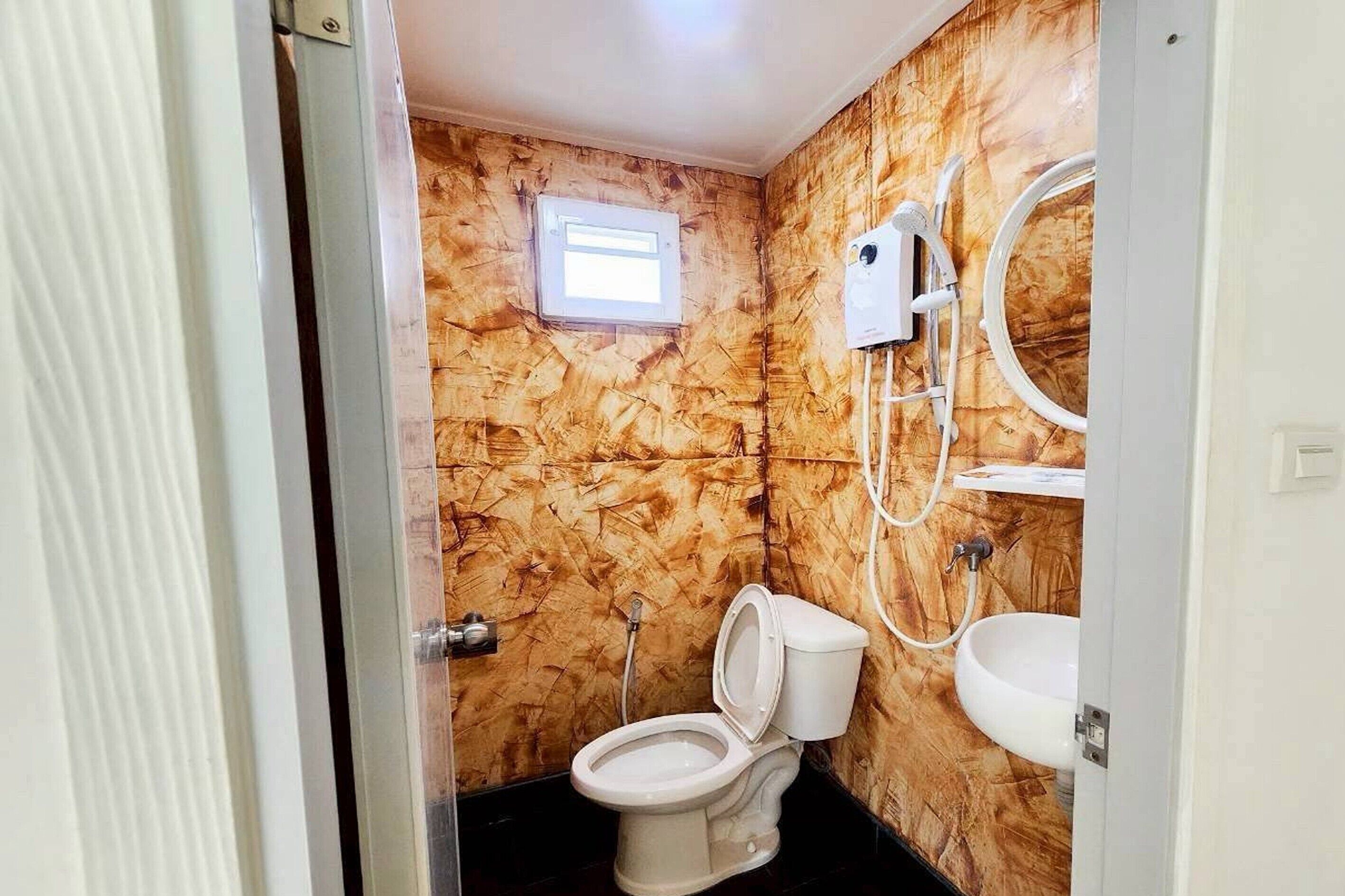 Habitació doble, 1 llit de matrimoni | Bany | Articles de tocador gratuïts i tovalloles 