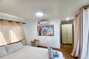 Double Room, 1 King Bed | Free WiFi, bed sheets - Merlin Hut & Farm (Kanchanaburi)