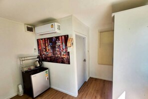 Double Room, 1 Queen Bed | Free WiFi, bed sheets - Merlin Hut & Farm (Kanchanaburi)