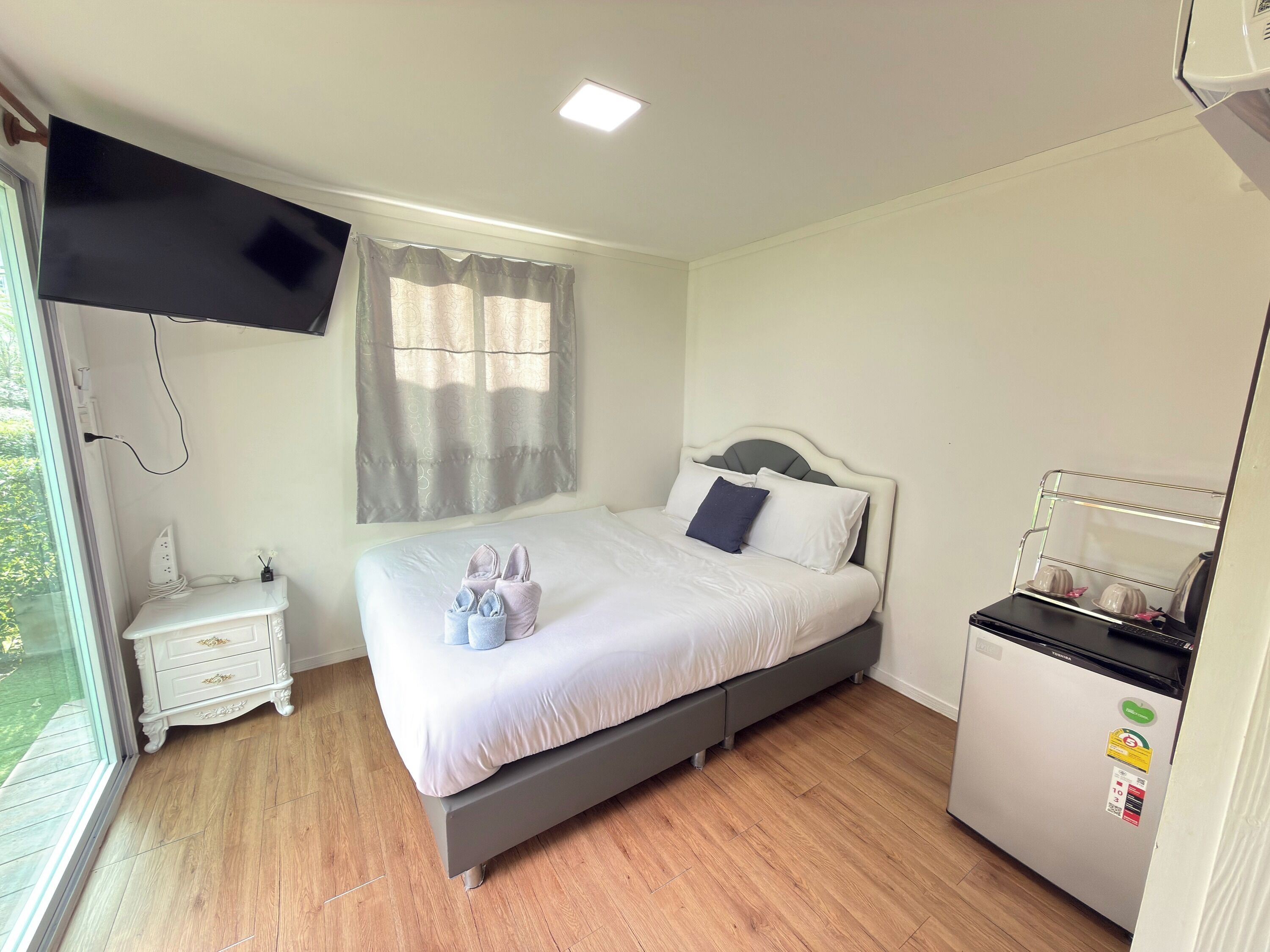 واي فاي مجانًا وملاءات أسرّة