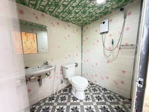 Free toiletries, towels - Merlin Hut & Farm (Kanchanaburi)