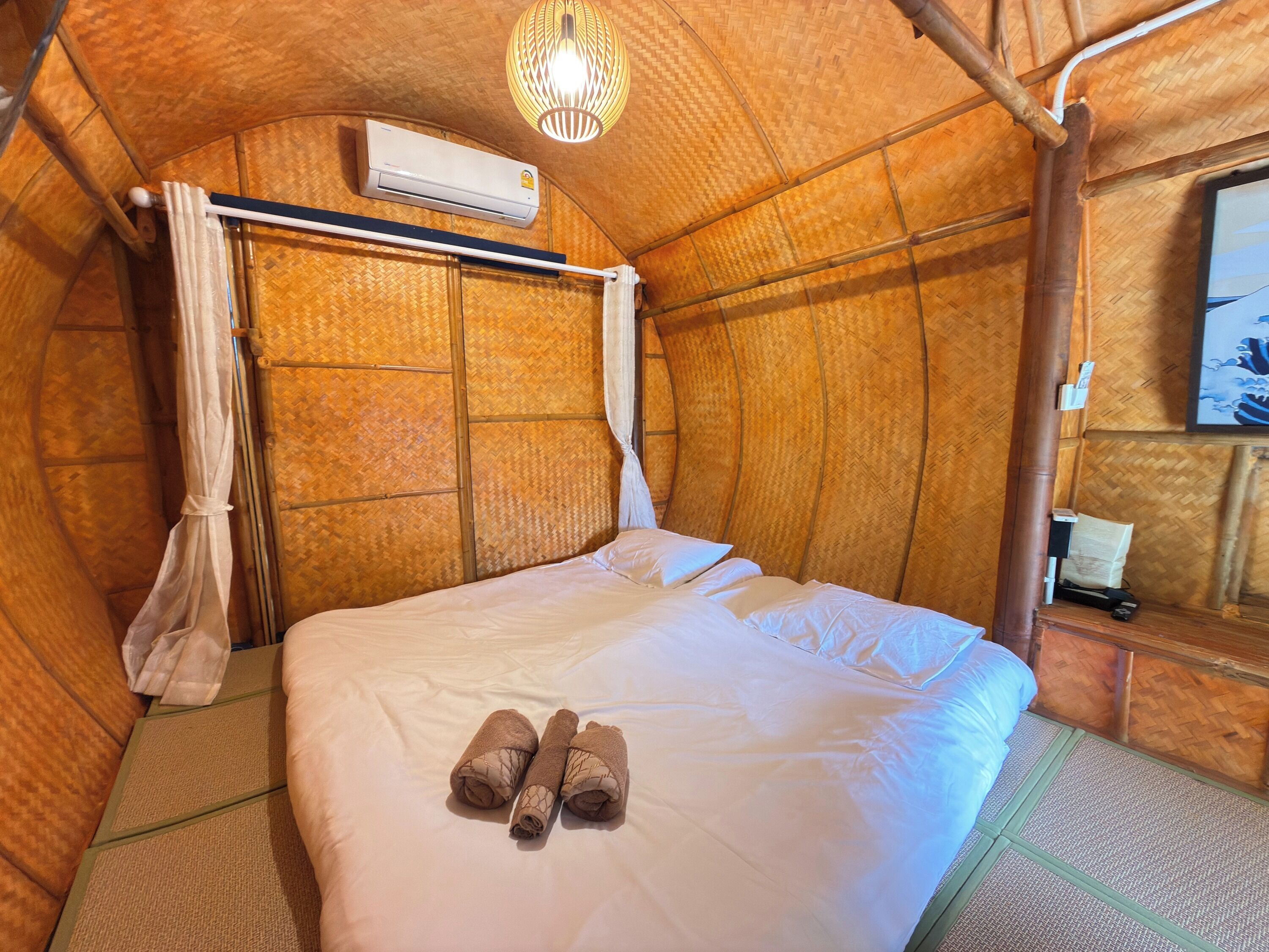 واي فاي مجانًا وملاءات أسرّة