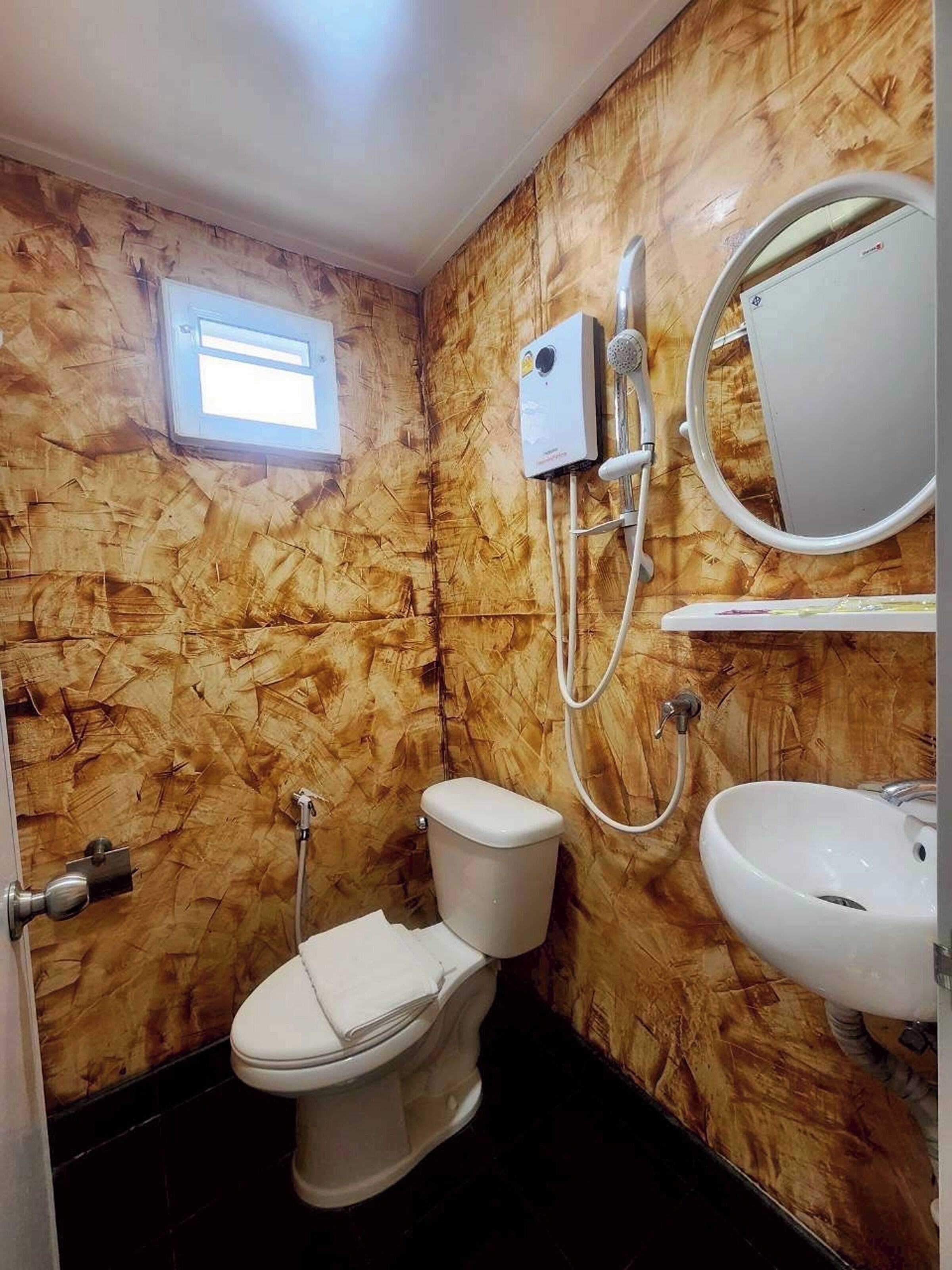 Un bagno con il water, un bidet e un lavandino.