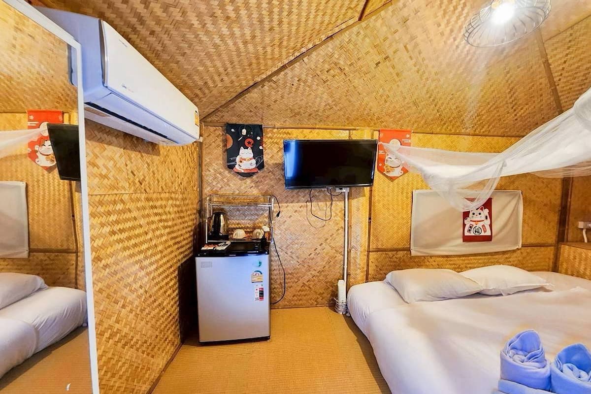 Senior Double Room | Free WiFi, bed sheets