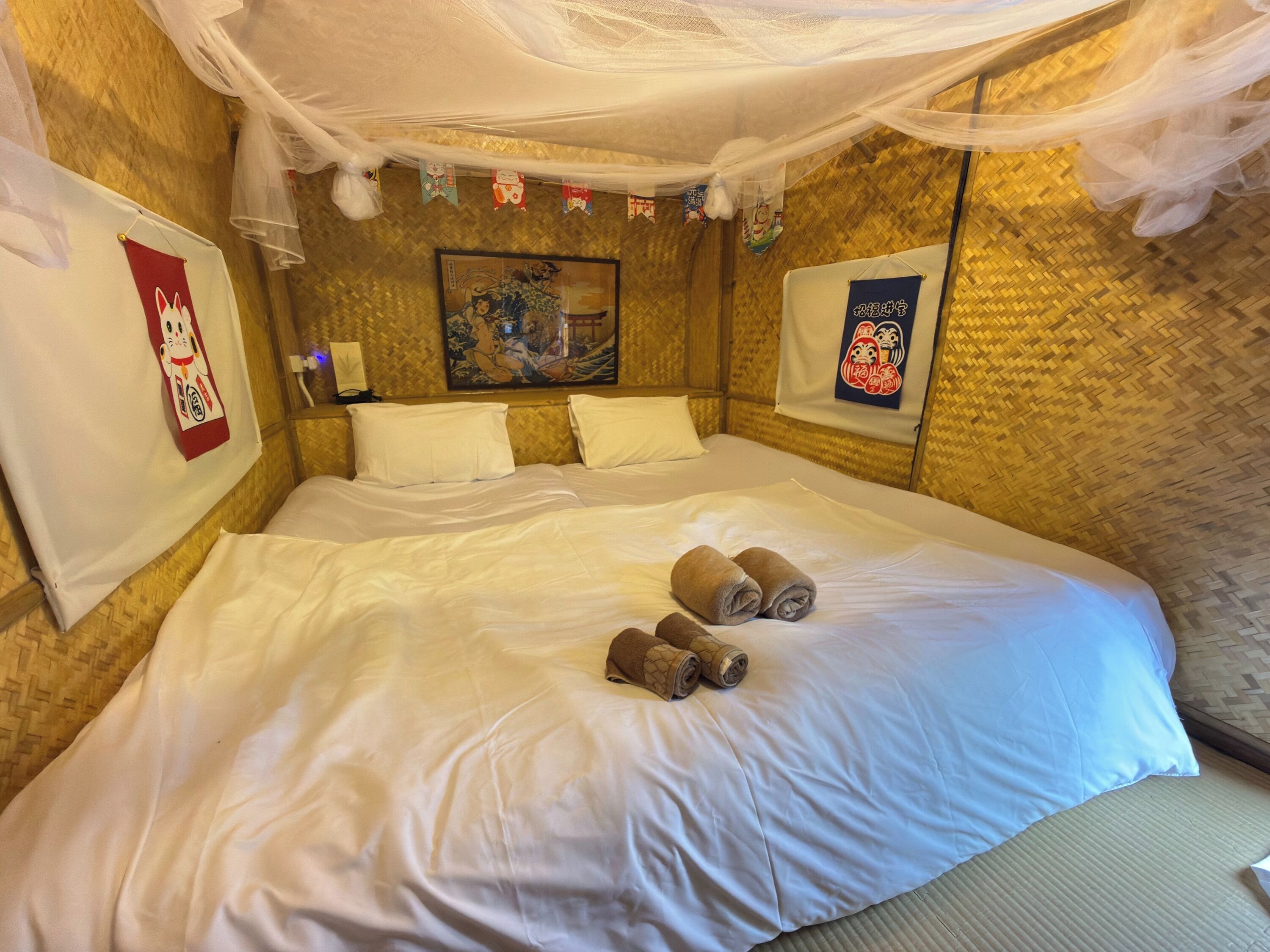 واي فاي مجانًا وملاءات أسرّة