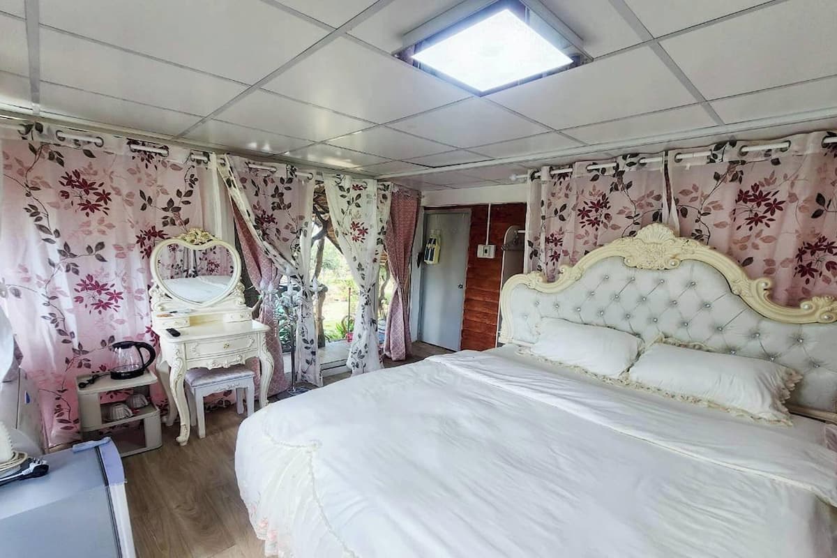 Free WiFi, bed sheets