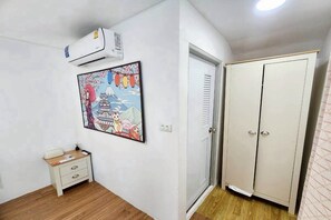 Double Room, 1 King Bed | Free WiFi, bed sheets - Merlin Hut & Farm (Kanchanaburi)