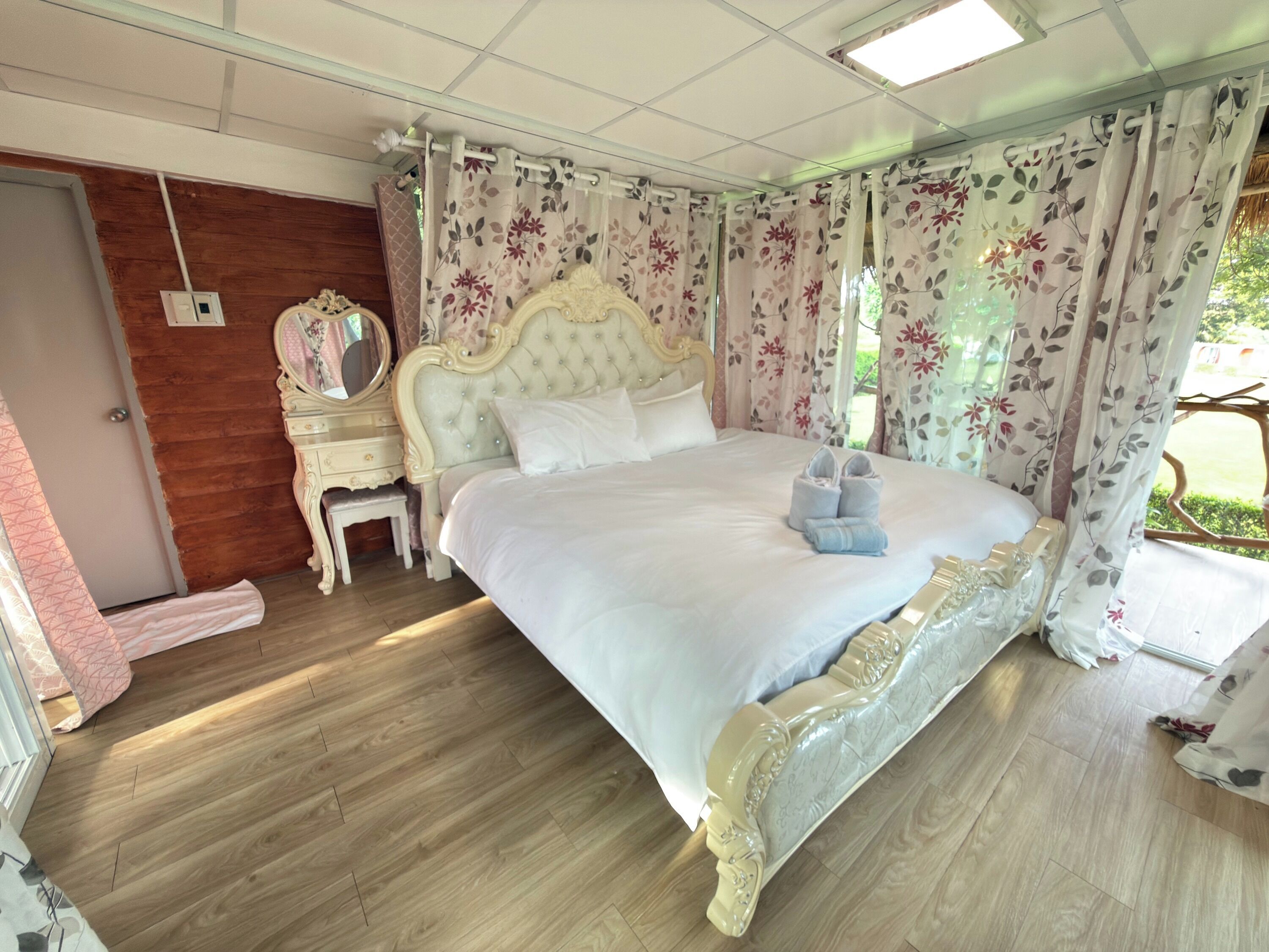 واي فاي مجانًا وملاءات أسرّة