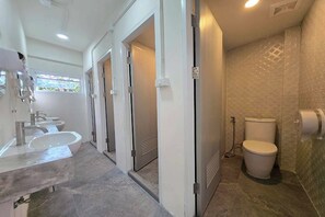 Slaapzaal, gemengd | Badkamer | Een douche, gratis toiletartikelen, pantoffels, handdoeken