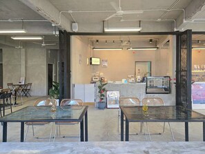 Front of property - Nap & Nomad Hostel Tha Phae Gate (Chiang Mai)