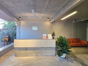 Front of property - Nap & Nomad Hostel Tha Phae Gate (Chiang Mai)