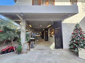 Front of property - Nap & Nomad Hostel Tha Phae Gate (Chiang Mai)