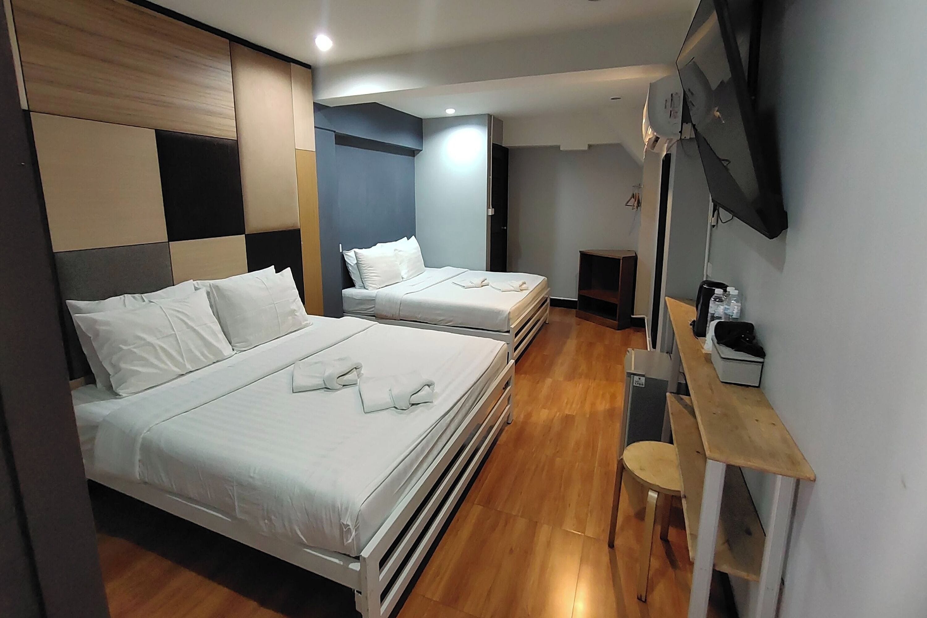 スタンダード ダブルルーム ベッド (複数台) | デスク、WiFi (無料)、ベッドシーツ