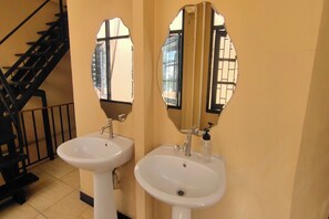 Shower, free toiletries, hair dryer, towels - Pratunam Family House (Bangkok)