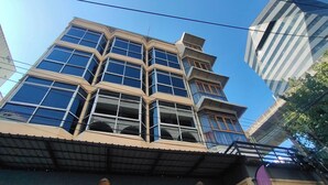 Un immeuble à plusieurs étages doté de grandes fenêtres et de balcons.