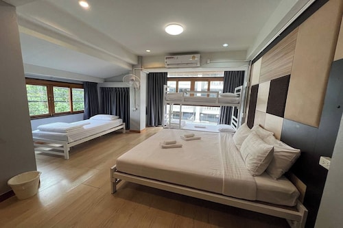 Pratunam Family House