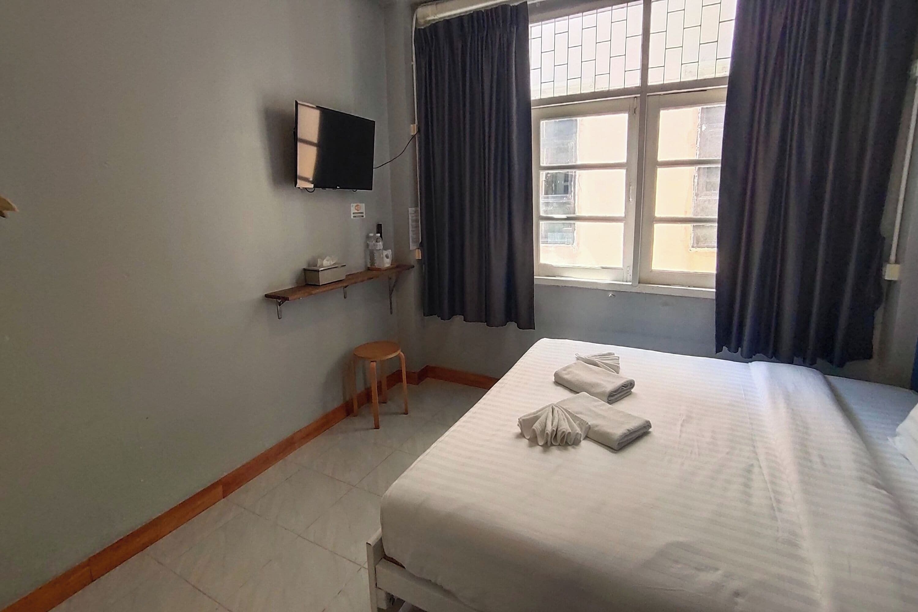 スタンダード ルーム 共用バスルーム | デスク、WiFi (無料)、ベッドシーツ