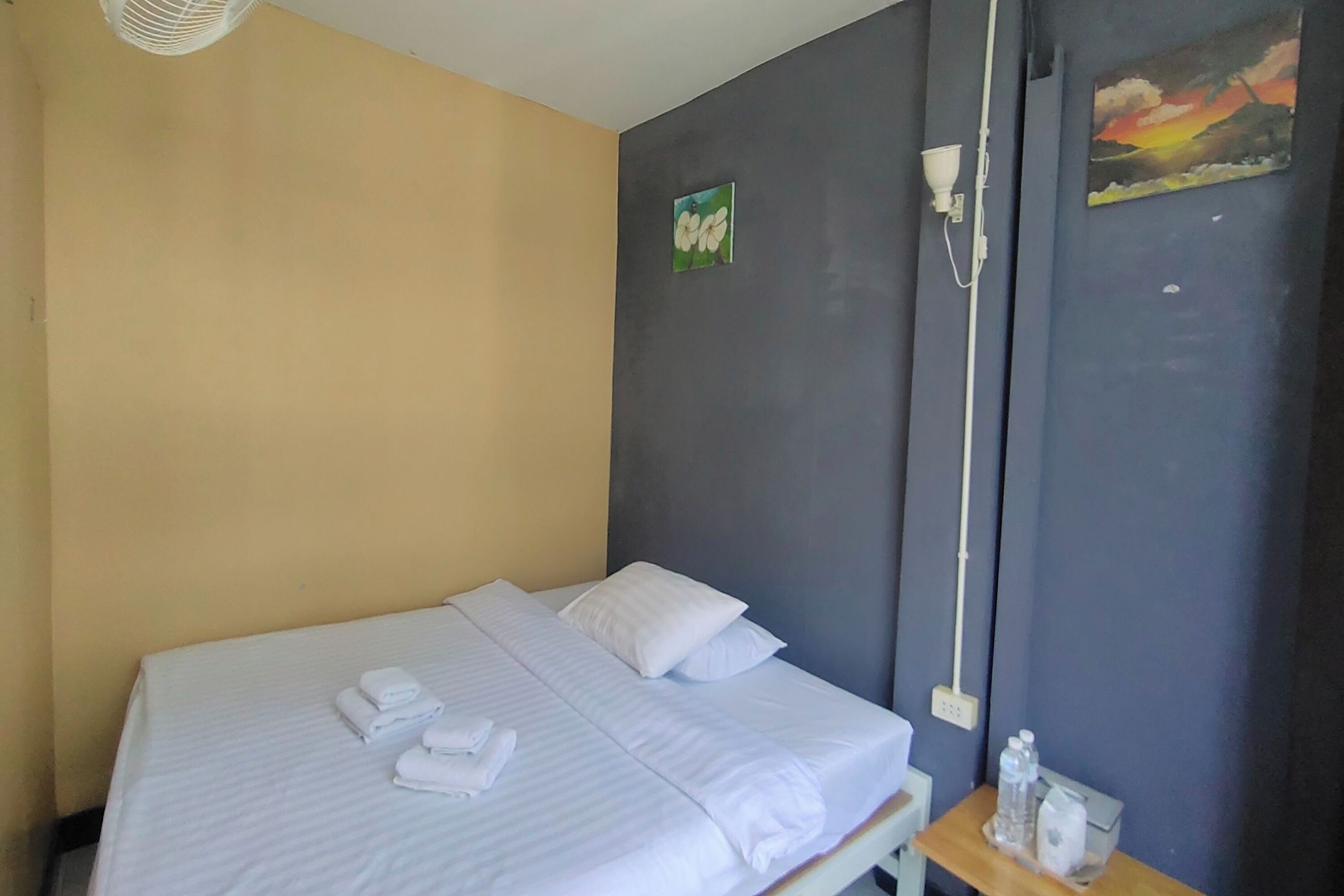 Double Room, Shared Bathroom | Desk, free WiFi, bed sheets