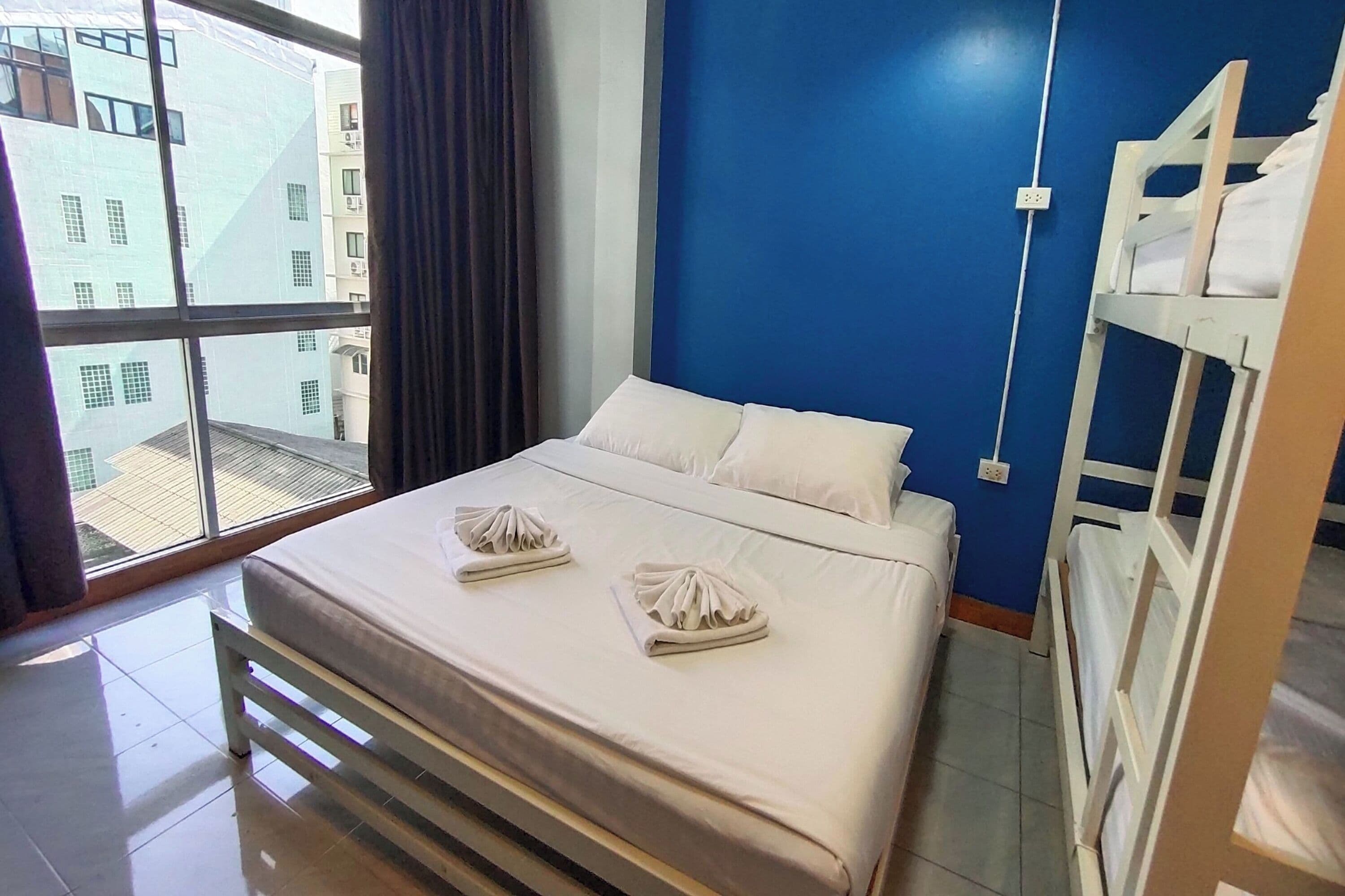 ファミリー ルーム 共用バスルーム | デスク、WiFi (無料)、ベッドシーツ