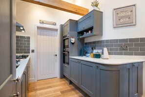 ثلاجة، ميكروويف، فرن، موقد طهي مسطح