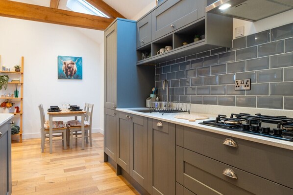 ثلاجة، ميكروويف، فرن، موقد طهي مسطح