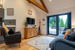 TV - Beautiful 2 Bedroom Barn in Cerney Wick (Cerney Wick)