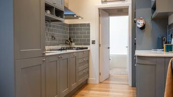 Køleskab, mikrobølgeovn, ovn, kogeplade