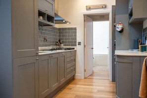 Fridge, microwave, oven, stovetop - Beautiful 2 Bedroom Barn in Cerney Wick (Cerney Wick)