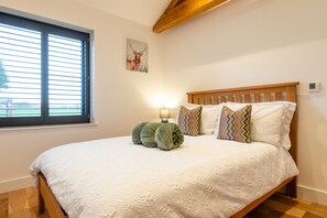 Desk, iron/ironing board, WiFi, bed sheets - Beautiful 2 Bedroom Barn in Cerney Wick (Cerney Wick)