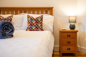 مكتب ومكواة/لوح كي وواي فاي وملاءات أسرّة