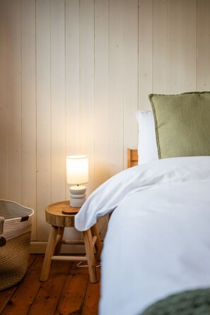 Desk, iron/ironing board, WiFi, bed sheets