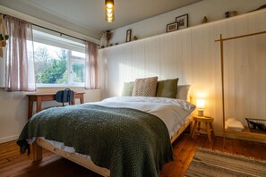 Escritorio, tabla de planchar con plancha, wifi y ropa de cama 