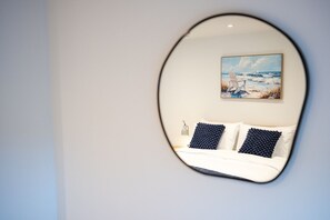 Desk, iron/ironing board, WiFi, bed sheets - The Innkeeper’s Lodge in Cerney Wick (Cerney Wick)
