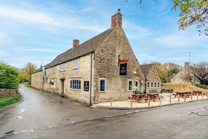 Exterior - The Innkeeper’s Lodge in Cerney Wick (Cerney Wick)