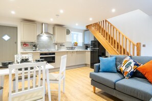 TV - The Innkeeper’s Lodge in Cerney Wick (Cerney Wick)