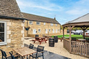 Outdoor dining - The Innkeeper’s Lodge in Cerney Wick (Cerney Wick)