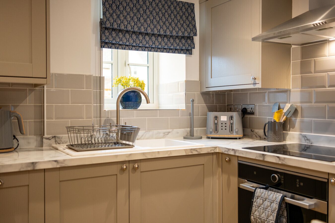 ثلاجة، ميكروويف، فرن، موقد طهي مسطح