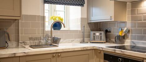 ثلاجة، ميكروويف، فرن، موقد طهي مسطح