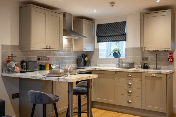 Réfrigérateur, micro-ondes, four, plaque de cuisson