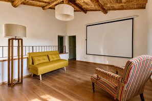 Smart TV, fireplace, table tennis