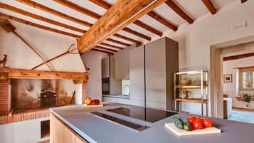Frigorifero, microonde, forno, piano cottura